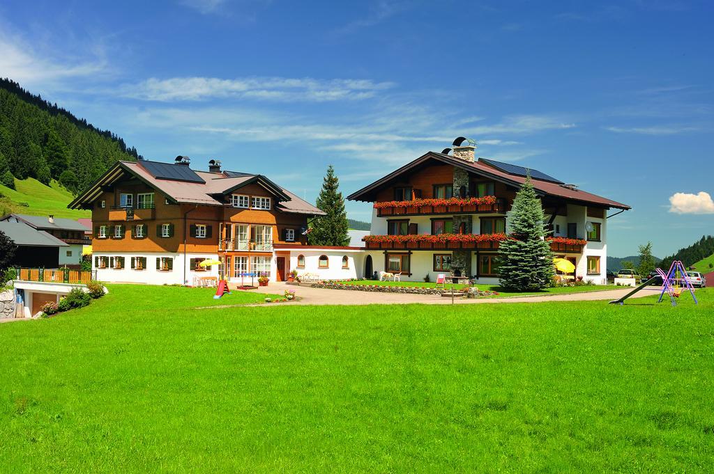 Gaestehaus Mathies Hotel Mittelberg Bagian luar foto